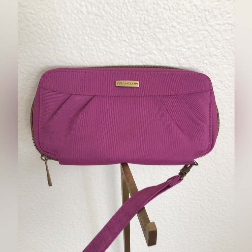 Travelon Fuschia Purple RFID Wristlet Wallet